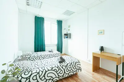 Łóżko lub łóżka w pokoju w obiekcie Hostel Metro Kabaty