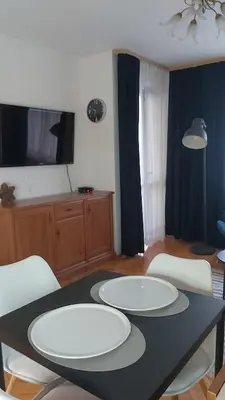 Telewizja i/lub zestaw kina domowego w obiekcie Apartament, 2 pokoje, stacja metra Kabaty, Ursynów