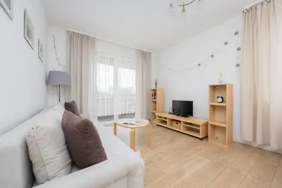 Telewizja i/lub zestaw kina domowego w obiekcie Słoneczny Apartament z Parkingiem by Noclegi Renters