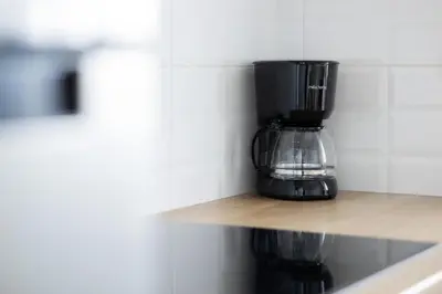 Zestaw do parzenia kawy i herbaty w obiekcie Słoneczny Apartament z Parkingiem by Noclegi Renters