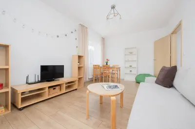 Telewizja i/lub zestaw kina domowego w obiekcie Słoneczny Apartament z Parkingiem by Noclegi Renters