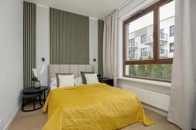 Łóżko lub łóżka w pokoju w obiekcie Spacious Family Apartment with Garden & Parking by Noclegi Renters