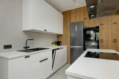 Kuchnia lub aneks kuchenny w obiekcie Spacious Family Apartment with Garden & Parking by Noclegi Renters