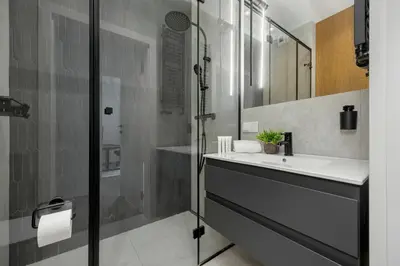 Łazienka w obiekcie Spacious Family Apartment with Garden & Parking by Noclegi Renters