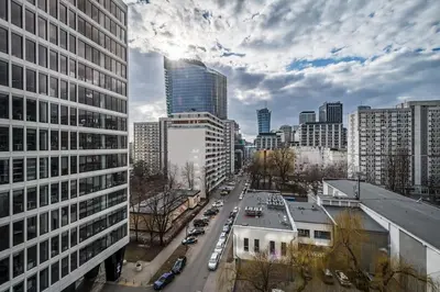 Widok na miasto Warszawa z tego apartamentu
