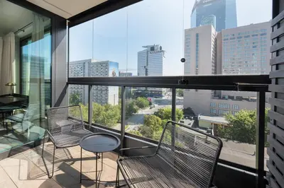 Balkon lub taras w obiekcie Grzybowska Deluxe Apartment #70 by BookingHost
