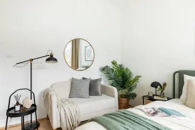 Łóżko lub łóżka w pokoju w obiekcie Aleja Wyzwolenia 9 by Homeprime