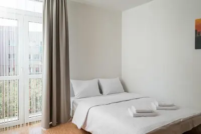 Łóżko lub łóżka w pokoju w obiekcie Ochota Geodetów Standard Studio by BookingHost