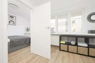 Łóżko lub łóżka w pokoju w obiekcie Elegant Grey Apartment Wspólna Śródmieście in Warsaw by Noclegi Renters