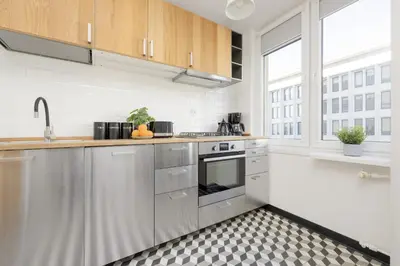 Kuchnia lub aneks kuchenny w obiekcie Elegant Grey Apartment Wspólna Śródmieście in Warsaw by Noclegi Renters