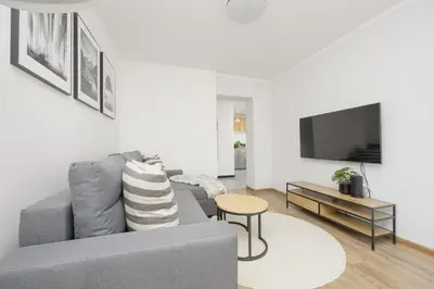 Telewizja i/lub zestaw kina domowego w obiekcie Elegant Grey Apartment Wspólna Śródmieście in Warsaw by Noclegi Renters