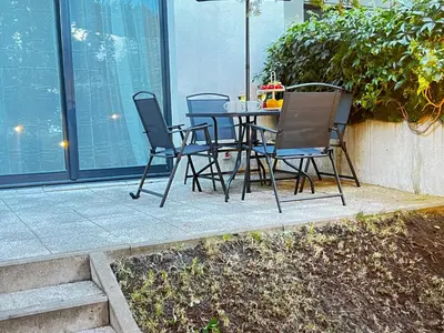 Patio lub wspólna przestrzeń na świeżym powietrzu w obiekcie Filmowa kawalerka z uroczym tarasem i garażem podziemnym