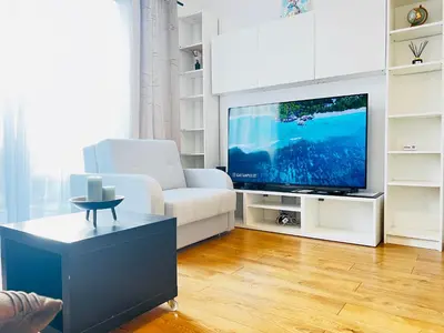 Telewizja i/lub zestaw kina domowego w obiekcie Filmowa kawalerka z uroczym tarasem i garażem podziemnym