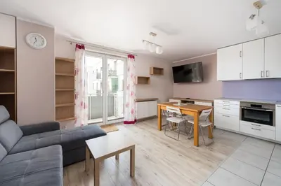 Kuchnia lub aneks kuchenny w obiekcie Wawrzyszewska 2-Bedroom Apartment by BookingHost