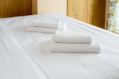 Łóżko lub łóżka w pokoju w obiekcie Wawrzyszewska 2-Bedroom Apartment by BookingHost