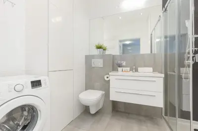 Łazienka w obiekcie Subtle Colors Apartment in Warsaw with Furnished Balcony by Noclegi Renters
