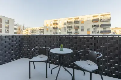 Balkon lub taras w obiekcie Subtle Colors Apartment in Warsaw with Furnished Balcony by Noclegi Renters