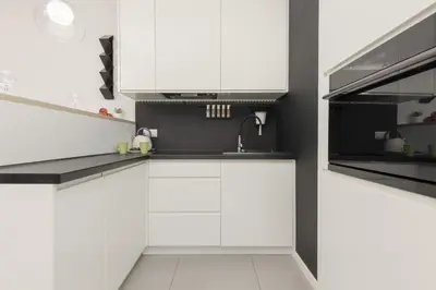 Kuchnia lub aneks kuchenny w obiekcie Subtle Colors Apartment in Warsaw with Furnished Balcony by Noclegi Renters