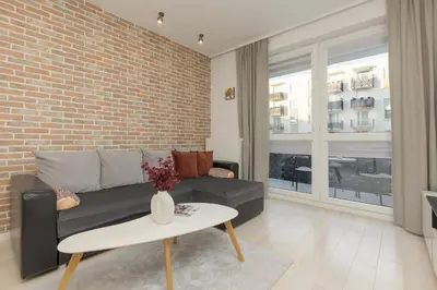 Część wypoczynkowa w obiekcie Subtle Colors Apartment in Warsaw with Furnished Balcony by Noclegi Renters