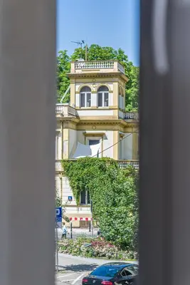 Budynek, w którym mieści się apartament