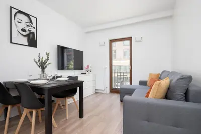 Telewizja i/lub zestaw kina domowego w obiekcie Wyjątkowy Apartament z 1 sypialnią Sierakowskiego by Noclegi Renters