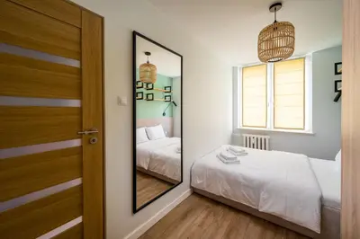 Łóżko lub łóżka w pokoju w obiekcie Saska Kępa Comfy Apartment by BookingHost