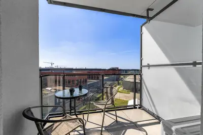 Balkon lub taras w obiekcie 7th Floor Warsaw Włochy Apt - Balcony, Workspace - by Rentujemy