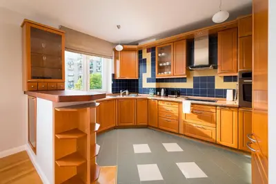 Kuchnia lub aneks kuchenny w obiekcie Metro Imielin 2-Bedroom Apartment by BookingHost