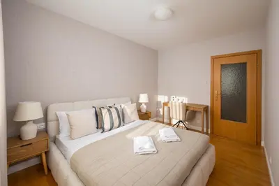 Łóżko lub łóżka w pokoju w obiekcie Metro Imielin 2-Bedroom Apartment by BookingHost