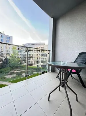 Balkon lub taras w obiekcie Wygodna kawalerka Grójecka 194