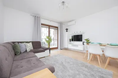 Telewizja i/lub zestaw kina domowego w obiekcie Klimatyzowany Apartament w Stolicy by Noclegi Renters