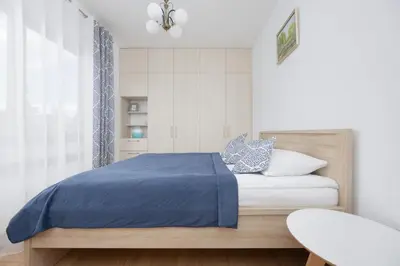 Łóżko lub łóżka w pokoju w obiekcie Klimatyzowany Apartament w Stolicy by Noclegi Renters