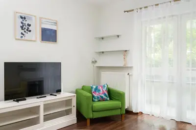 Telewizja i/lub zestaw kina domowego w obiekcie Aleja Krakowska Homely Apartment by BookingHost
