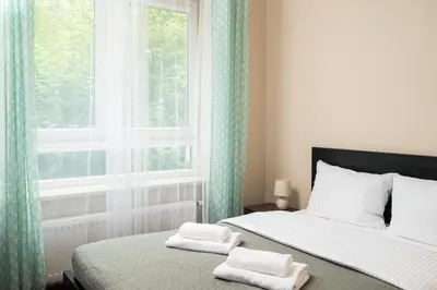 Łóżko lub łóżka w pokoju w obiekcie Aleja Krakowska Homely Apartment by BookingHost