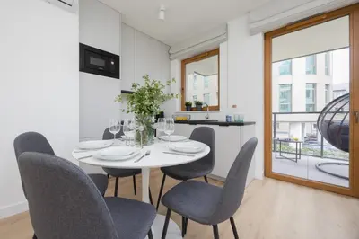 Telewizja i/lub zestaw kina domowego w obiekcie Wola Apartments Ludwiki with Parking by Renters Prestige