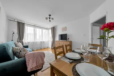 Telewizja i/lub zestaw kina domowego w obiekcie Warsaw Central Apt - 9th Floor, Balcony, Tram&Bus - by Rentujemy