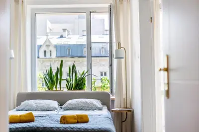 Łóżko lub łóżka w pokoju w obiekcie GreenPoint Hoża Apartment