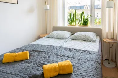 Łóżko lub łóżka w pokoju w obiekcie GreenPoint Hoża Apartment