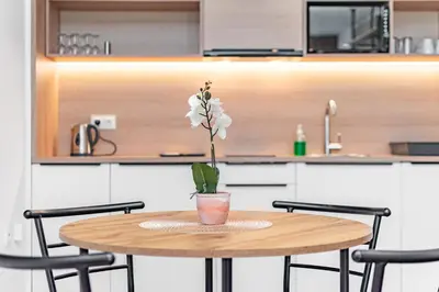 Kuchnia lub aneks kuchenny w obiekcie Zamoyskiego 37 by Homeprime