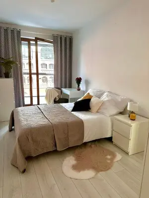 Łóżko lub łóżka w pokoju w obiekcie Apartment A85 City Centre, free parking