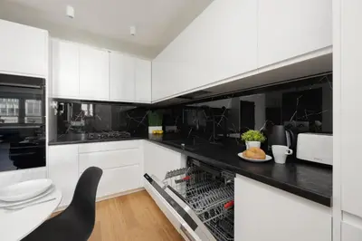 Kuchnia lub aneks kuchenny w obiekcie Beautiful Apartment with Balcony in Heart of Warsaw by Noclegi Renters
