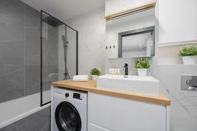 Łazienka w obiekcie Beautiful Apartment with Balcony in Heart of Warsaw by Noclegi Renters