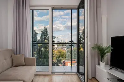 Telewizja i/lub zestaw kina domowego w obiekcie Prymasa Tysiąclecia 83A By PerfectApart 529 Free Parking
