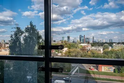 Widok na miasto Warszawa z tego apartamentu