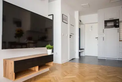 Telewizja i/lub zestaw kina domowego w obiekcie City Center Pereca, next to Warsaw's Business District & Metro ONZ, by WarsawSkyLine Apartments