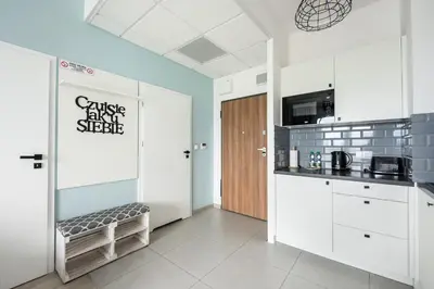 Kuchnia lub aneks kuchenny w obiekcie Prymasa Tysiąclecia Comfort Apartment by BookingHost