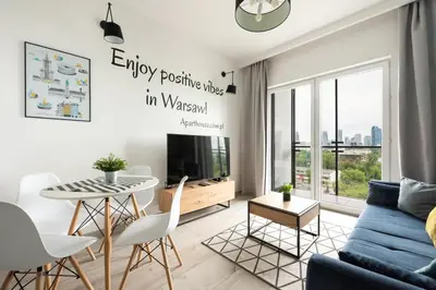 Telewizja i/lub zestaw kina domowego w obiekcie Prymasa Tysiąclecia Comfort Apartment by BookingHost
