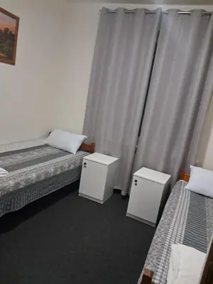 Łóżko lub łóżka w pokoju w obiekcie Hostel WILA AIRPORT