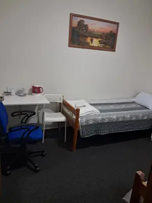 Łóżko lub łóżka w pokoju w obiekcie Hostel WILA AIRPORT