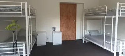 Łóżko lub łóżka w pokoju w obiekcie Hostel WILA AIRPORT
